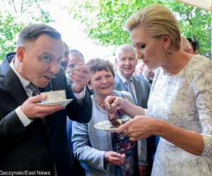 Prezydent Andrzej Duda je żonie z ręki. Czuły gest pierwszej damy.