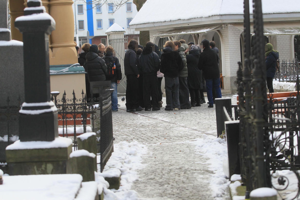 Pogrzeb 14-letniego Maksa potrąconego na pasach w Warszawie. Pożegnali go koledzy i rodzina