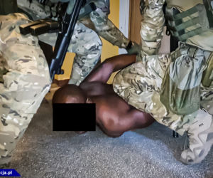 Akcja CBŚP. Rozbity gang nigeryjsko-polski! Okradli niemiecką spółkę na potężne kwoty [ZDJĘCIA]