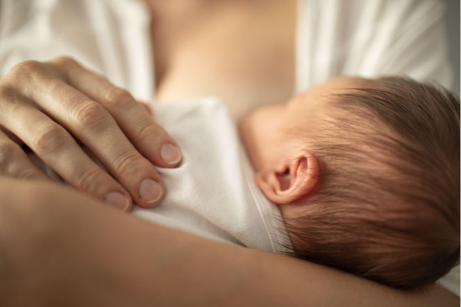Niemowlę ciągnie za włosy podczas karmienia? Powodów może być kilka