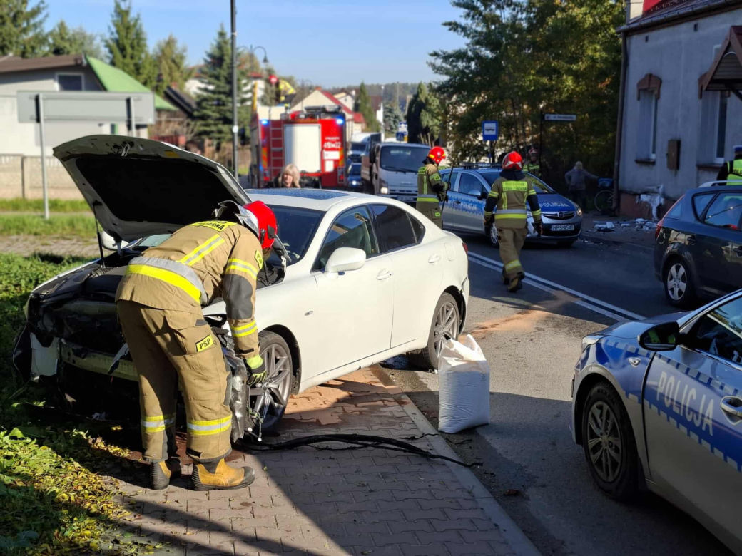 W Wąchocku auto osobowe wjechało w dom
