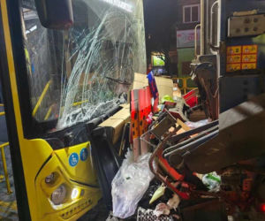 Karambol na Śląsku. Autobus staranował osobówkę i wbił się w śmieciarkę