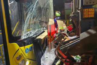 Karambol na Śląsku. Autobus staranował osobówkę i wbił się w śmieciarkę