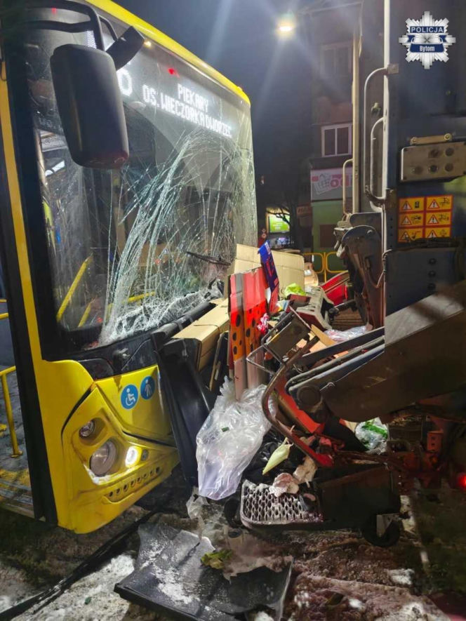 Karambol na Śląsku. Autobus staranował osobówkę i wbił się w śmieciarkę