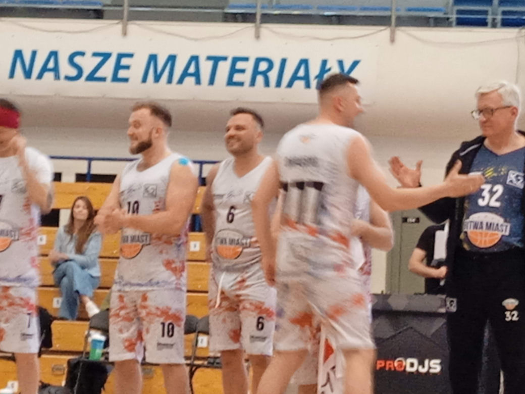 Charytatywna Bitwa Miast Poznań kontra Bydgoszcz. Gwiazdy grały w koszykówkę