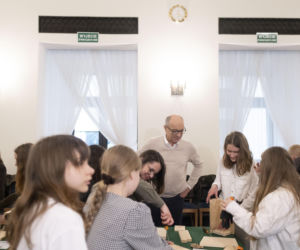 Włodzimierz Czarzasty robi budki dla ptaków Sejm/Piotr Tracz