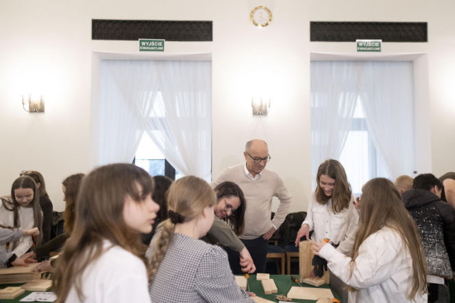 Włodzimierz Czarzasty robi budki dla ptaków Sejm/Piotr Tracz