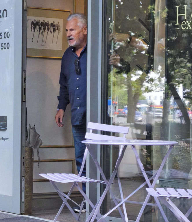 Aleksander Kwaśniewski u fryzjera