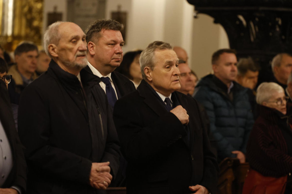 Jarosław Kaczyński z posłami na mszy św. w intencji Barbary Skrzypek