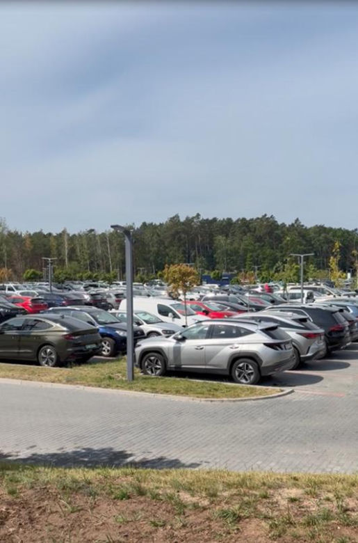 Parking przy hotelu Gołębiewski w Pobierowie