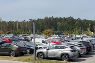 Parking przy hotelu Gołębiewski w Pobierowie