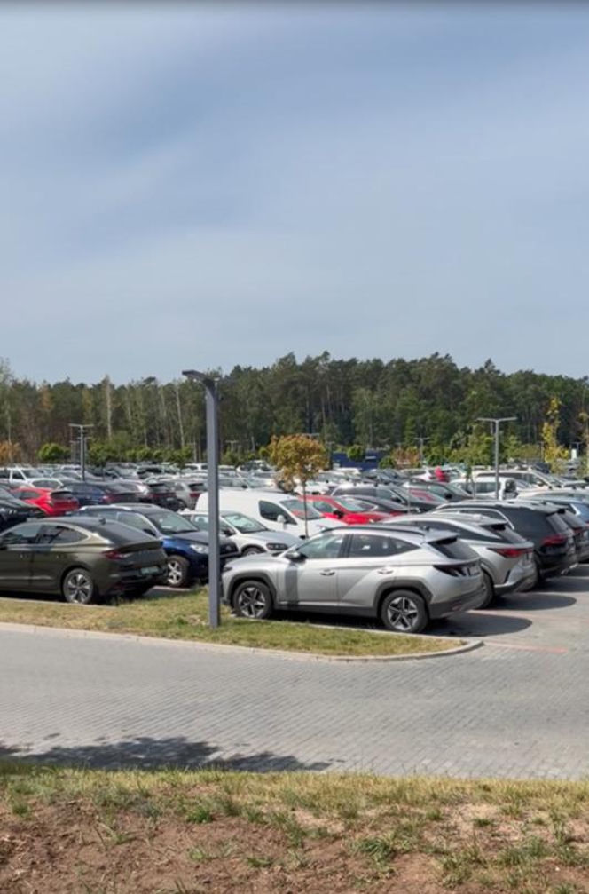Parking przy hotelu Gołębiewski w Pobierowie
