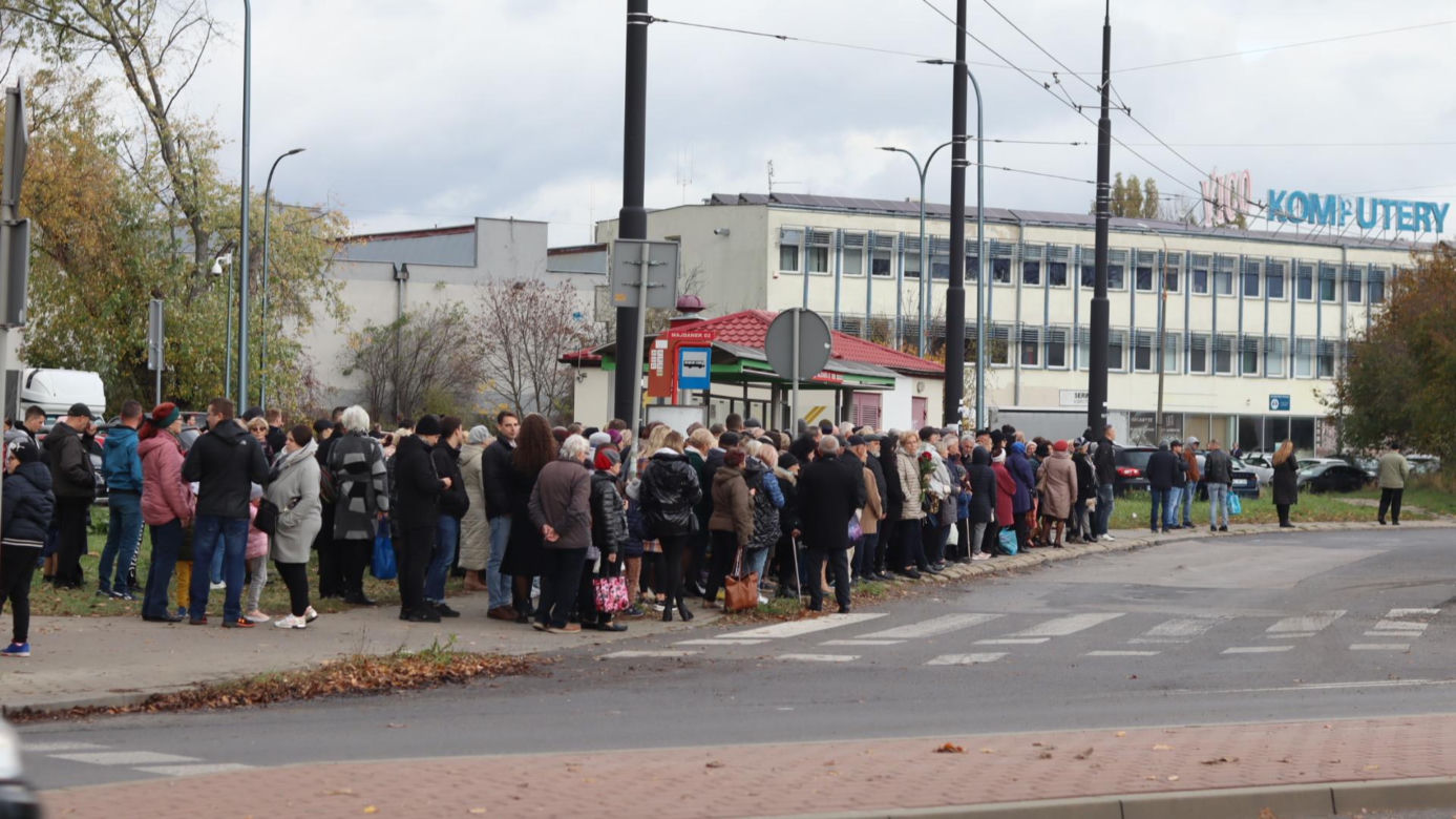 Oprócz znicza można było kupić kebaba. Tłumy przy cmentarzy na lubelskim Majdanku. Zobaczcie!