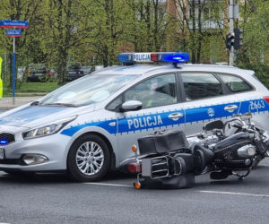 Zmiótł seatem motocyklistę. Koszmarny wypadek na Pradze