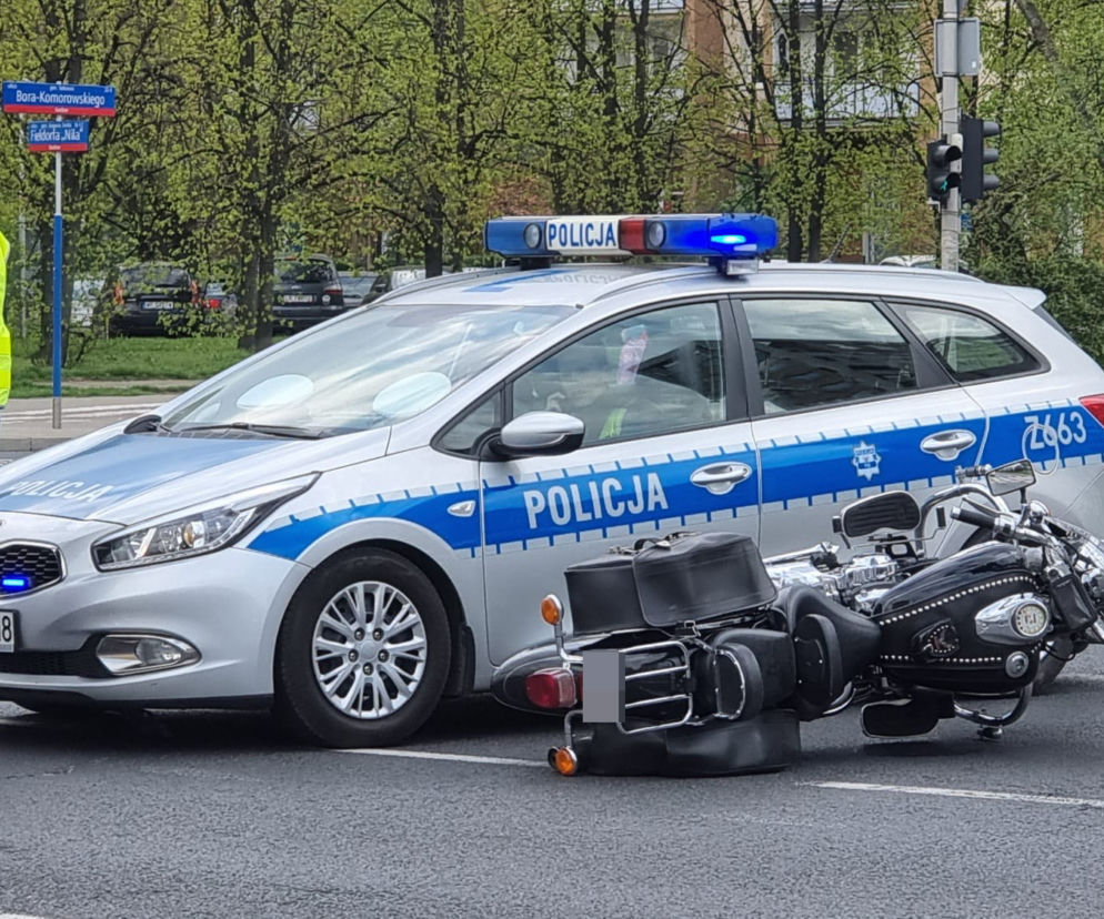 Zmiótł seatem motocyklistę. Koszmarny wypadek na Pradze