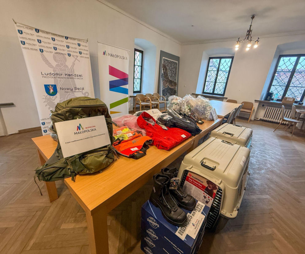 Mikołaj dotarł z prezentami do strażaków z OSP w Nowym Sączu. Dostali nowy sprzęt i umundurowanie