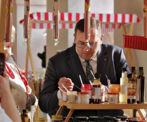 Minister rolnictwa Stefan Krajewski na jarmarku wielkanocnym