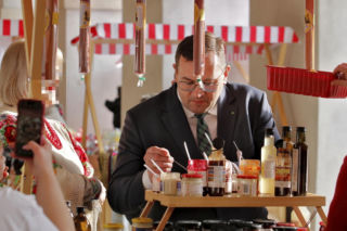 Minister rolnictwa Stefan Krajewski na jarmarku wielkanocnym