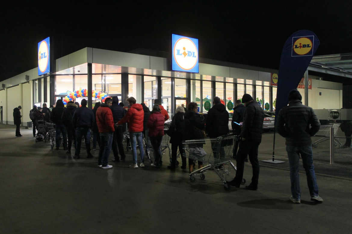 Tłum na otwarciu nowego Lidla w Warszawie