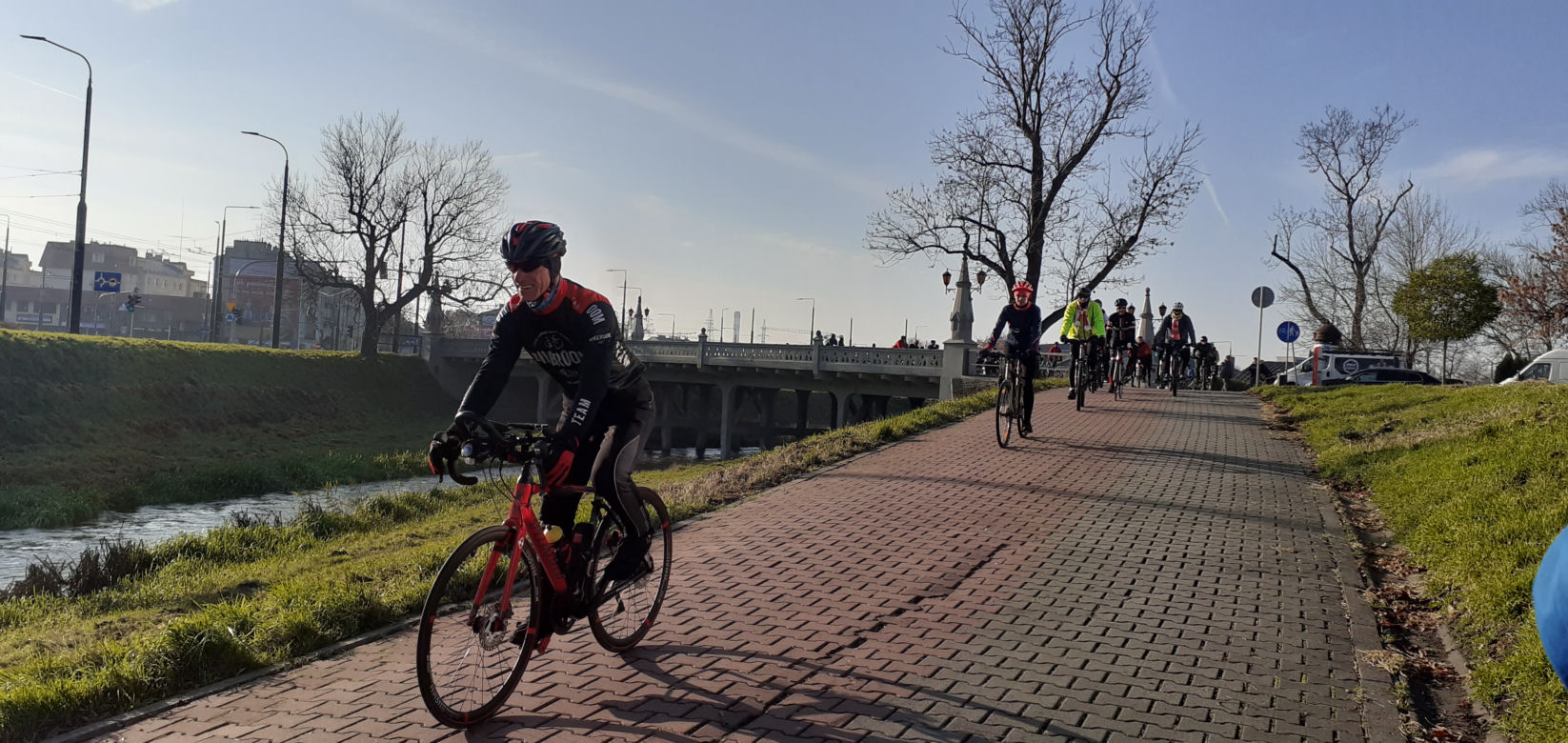 Lubelscy rowerzyści wyruszyli. Pokonają 103 kilometry w 103. rocznicę odzyskania niepodległości [GALERIA]
