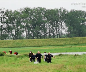 Zbudowali tratwę i wybrali się na rejs po Odrze. Omal nie zginęli. Uratowali ich policjanci [ZDJĘCIA]