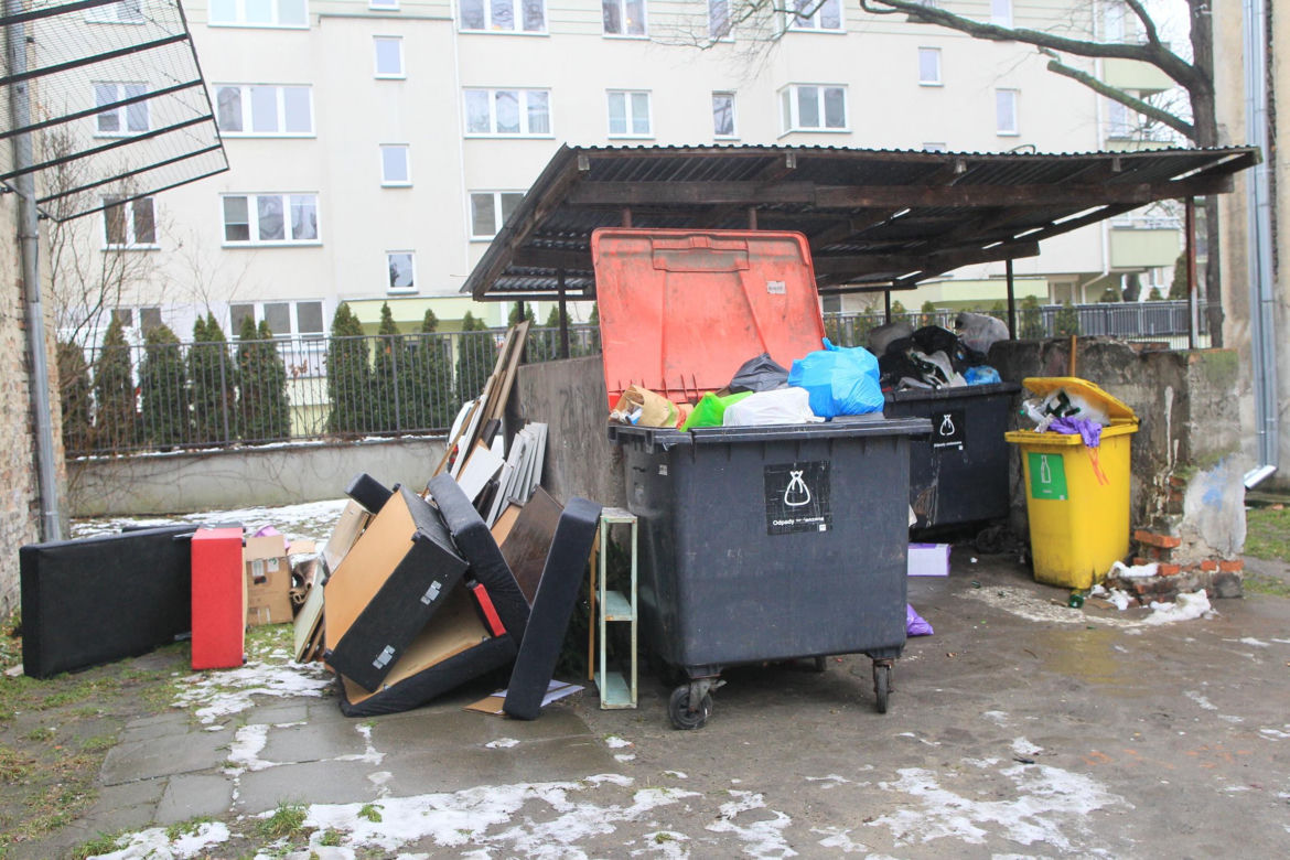 Praga-Północ, jak drugi Neapol. Mieszkańcy toną w śmieciach. „Nie ma tu miejsca”