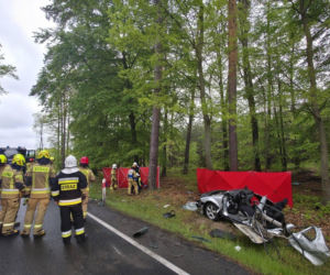 22-letni kierowca volkswagena stracił panowanie nad autem i zderzył się z ciężarówką