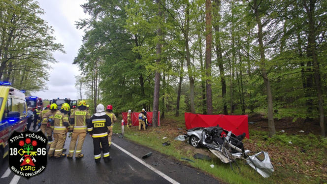 22-letni kierowca volkswagena stracił panowanie nad autem i zderzył się z ciężarówką