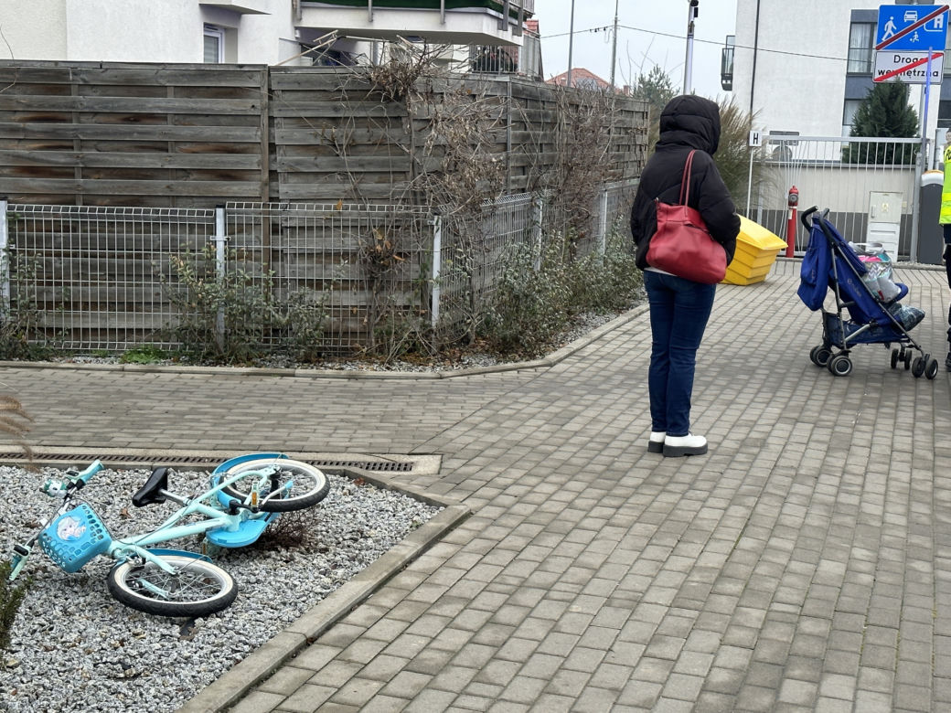Kierująca dodgem wjechała w matkę z dziećmi. 6-latka trafiła do szpitala