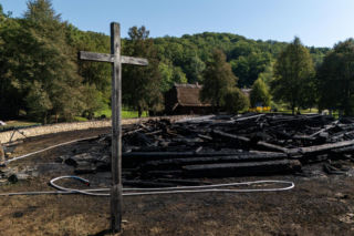 Pożar pochłonął cały kościół. Ocalał tylko drewniany krzyż