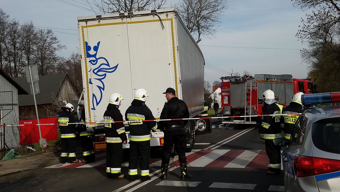 Śmiertelny wypadek w Drużbicach. Nie żyje kierowca osobówki