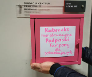 Wrocławianki postawiły skrzynkę z podpaskami i tamponami dla potrzebujących kobiet