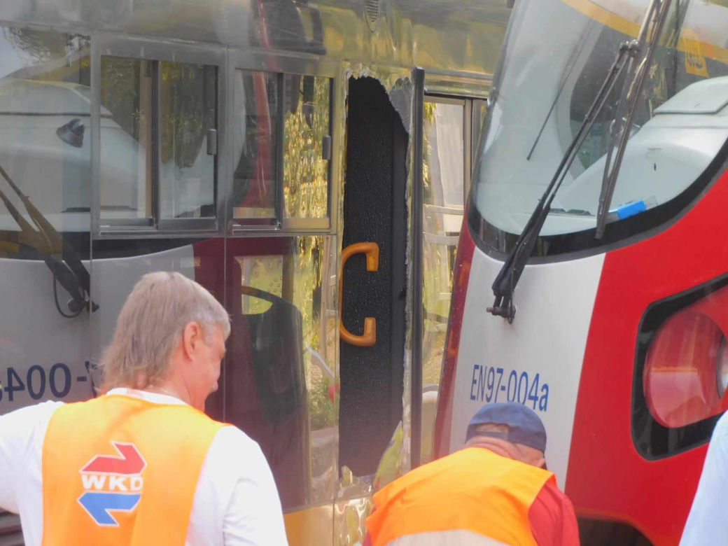 Autobus miejski zderzył się z pociągiem WKD. Ranni pasażerowie przewiezieni do szpitala