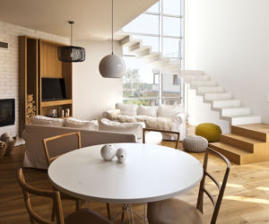 Salon z drewnie i bieli