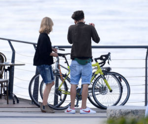 Co ona robi mu na szyi?   Magdalena Cielecka i Bartosz Gelner na rowerowej randce na bulwarach. 
