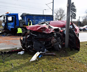 Czołowe zderzenie osobówki z ciężarówką