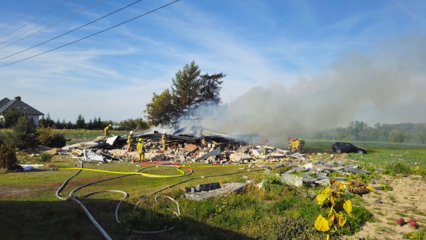 Miłków-Kolonia. Dom runął po wybuchu. Zginął 75-latek, jego żony i syna nie było w środku