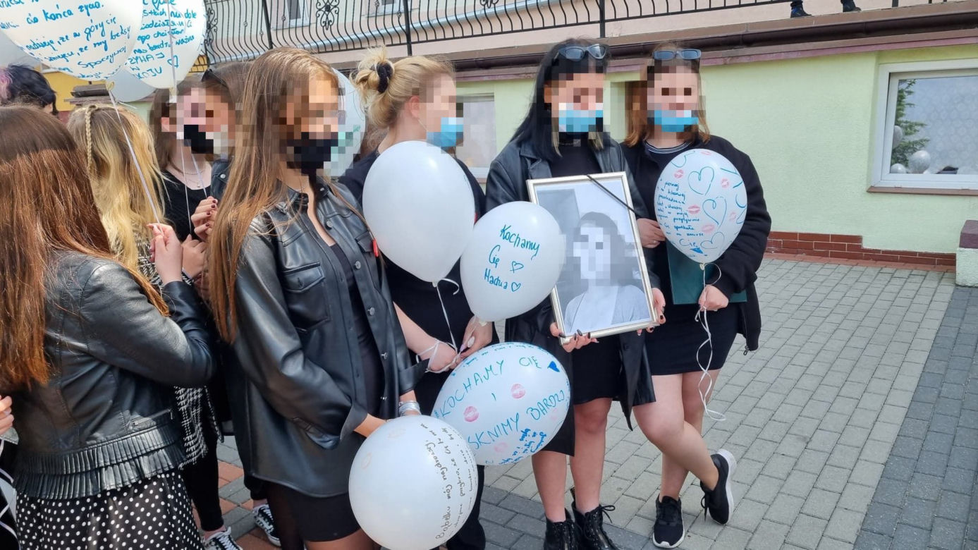 Koledzy żegnają swoją Madzię. "Cześć Jej pamięci!". Łzy, rozpacz i niezrozumienie. Nie tak miał wyglądać koniec roku szkolnego [ZDJĘCIA]