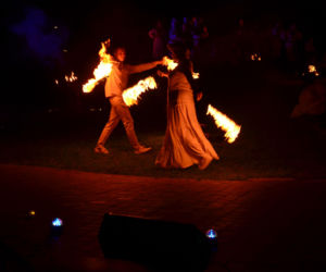 Pokaz fireshow w wykonaniu tancerzy i tancerek Teatru Ognia „Mantra” z Makowa Mazowieckiego