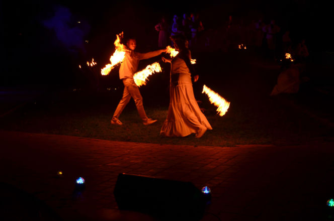 Pokaz fireshow w wykonaniu tancerzy i tancerek Teatru Ognia „Mantra” z Makowa Mazowieckiego