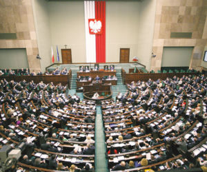 Posłowie uciekają na majówkę