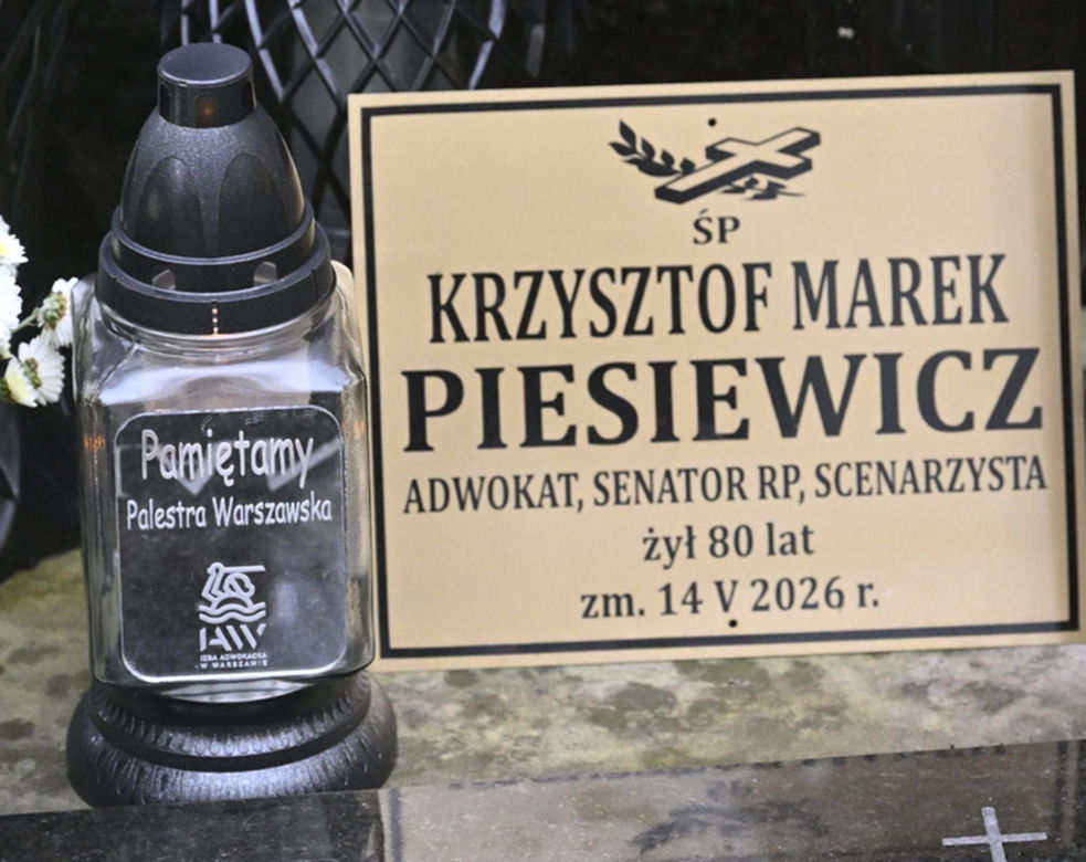 Tak wygląda grób Krzysztofa Piesiewicza