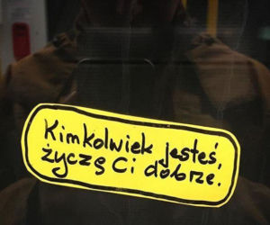 Naklejka w metrze Kimkolwiek jesteś życzę Ci dobrze