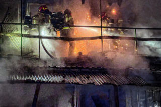 Pożar na targowisku przy ul. Bakalarskiej. Zatrzymano 36-letniego mężczyznę