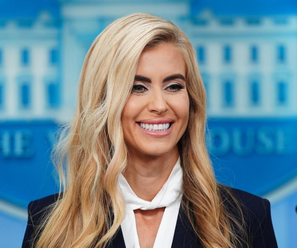 Uśmiechnięta Katie Zacharia przy mównicy w Białym Domu. O jej kontrowersyjnym debiucie w roli rzeczniczki przeczytasz w Eska.