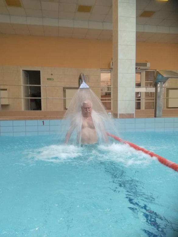  Lech Wałęsa na basenie