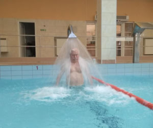  Lech Wałęsa na basenie