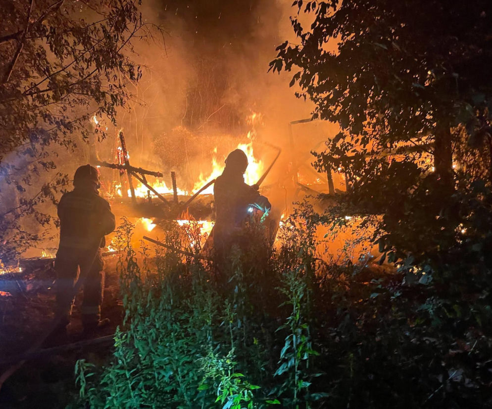 Pożar w Fordonie! Drewniany wóz stanął w płomieniach. Ogień mógł się rozprzestrzenić!