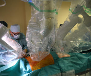 Polscy lekarze z Chin zoperaowali pacjentów w Warszawie. To pierwsze w historii operacje telerobotyczne na taką odległość