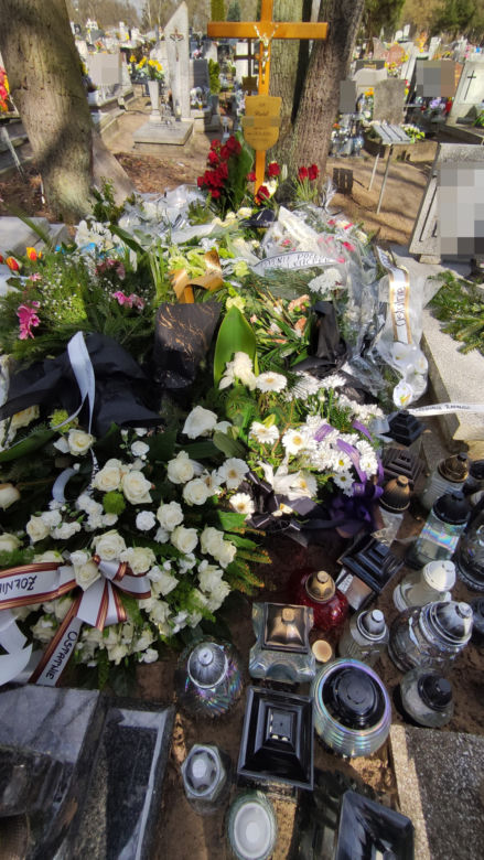 Rafał z Grudziądza nie żyje. Grób cenionego trenera i kulturysty utonął w kwiatach